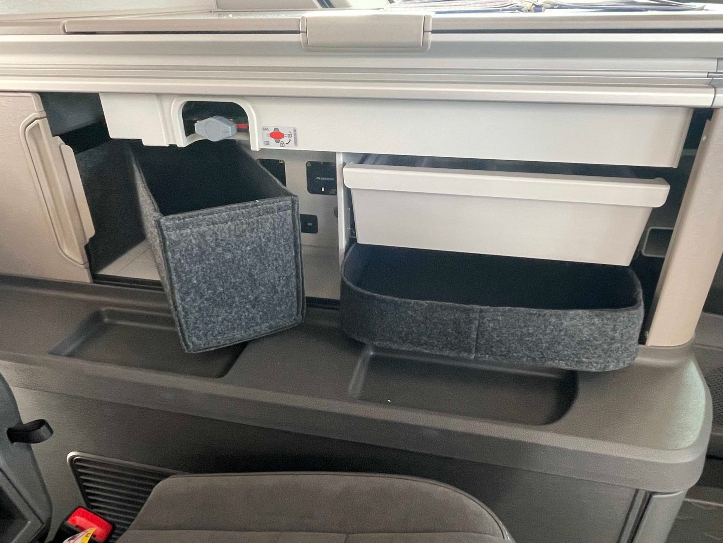 Schrankbox für VW T7, Stauraumbox für VW California, Passgenau Stauraumboxen, Schrankboxen für VW California, Boxen für VW Ocean, Boxen für VW Coast, Boxen für California, Stauraum und Zubehör für VW California. Zubehör und Stauraum für VW California, Filzboxen fuer VW California, Zubehör und Stauraum fuer VW California,Stauraumboxen fuer VW California, Schrankboxen fuer VW California, Filzboxen fuer Camper, Schrankboxen aus Filz, Stauraum im Camper, Schrankboxen fuer VW T7 Ocean, Stauraumboxen fuer VW T7