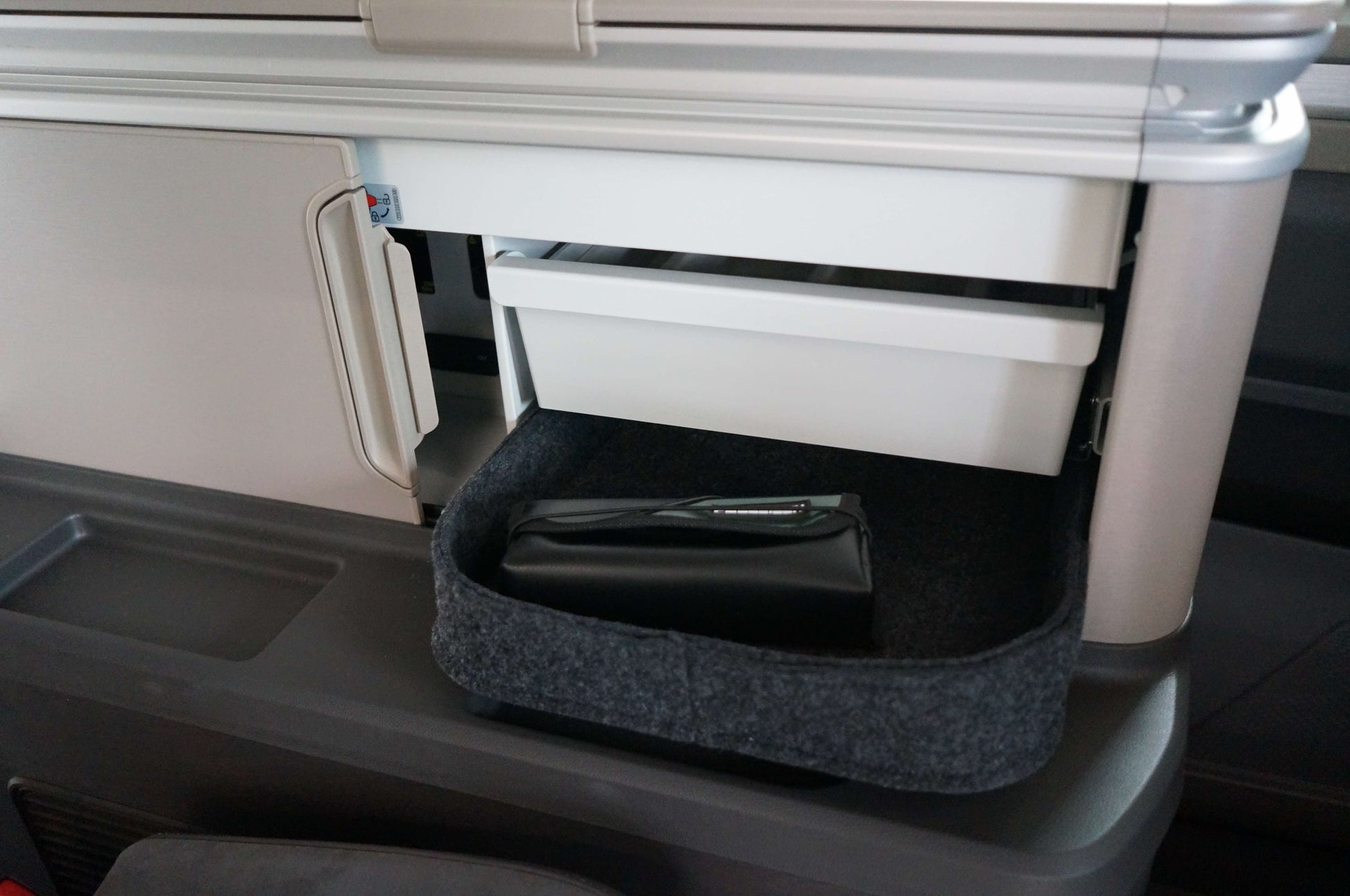 Besteckschublade zur Kombination mit der original VW-Schublade Fahrzeughersteller:  VolkswagenModell(e): T7 Multivan-California / Modell 2025Diese ultraflache Box passt exakt in den Freiraum unterhalb der original VW-Besteckschublade und bietet Platz für Besteck, Küchenmesser und anderes Equipment. Stauraumboxen für 7, Schrankboxen für T7,Stauraumboxen fuer VW California, Schrankboxen fuer VW California, Filzboxen fuer Camper, Schrankboxen aus Filz, Stauraum im Camper, Schrankboxen fuer VW T7 Ocean,