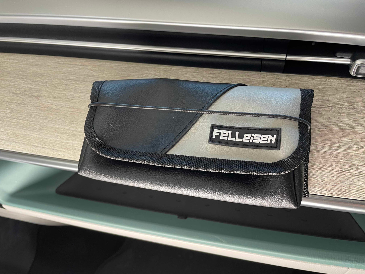 Brillenetui für Vans, Brillenetui für Camper, Taschen für das Armaturenbrett, Täschchen für Vans, Tasche für Ganghebelverkleidung, Tasche für Camper, Taschen für das Armaturenbrett, Zubehoer fuer T7, Zubehoer fuer T6, Zubehoer Ford, Zubehoer fuer Ford Nugget, Zubehoer fuer PSA, Stauraum im Van, Stauraum im Bus, Packtaschen, Zubehoer fuer Camper, Sonnenbrillenaufbewahrung, Aufbewahrung fuer Brillen im Fahrzeug, 