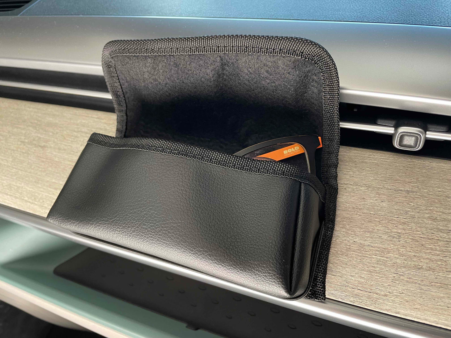 Brillenetui für Vans, Brillenetui für Camper, Taschen für das Armaturenbrett, Täschchen für Vans, Tasche für Ganghebelverkleidung, Tasche für Camper, Taschen für das Armaturenbrett, Zubehoer fuer T7, Zubehoer fuer T6, Zubehoer Ford, Zubehoer fuer Ford Nugget, Zubehoer fuer PSA, Stauraum im Van, Stauraum im Bus, Packtaschen, Zubehoer fuer Camper, Sonnenbrillenaufbewahrung, Aufbewahrung fuer Brillen im Fahrzeug,Brillenetui