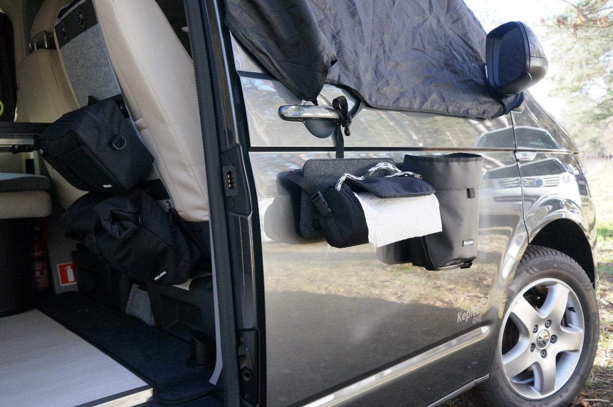 Magnethalterung Organizer Taschen, Camperausbau, Vanlife, Magnethalterung Organizer Taschen, Camperausbau, Vanlife, Unser textiles Magnetgadget → macht jede Tasche zur Magnettasche, Entdecke unser magnetische Zubehör für deinen Camper. MyTrash → der magnetische Abfalleimer für Camper, MyTrash - der Abfalleimer für die Mülltrennung - entdecke den wetterfesten Abfalleimer für deinen nächsten Roadtrip.