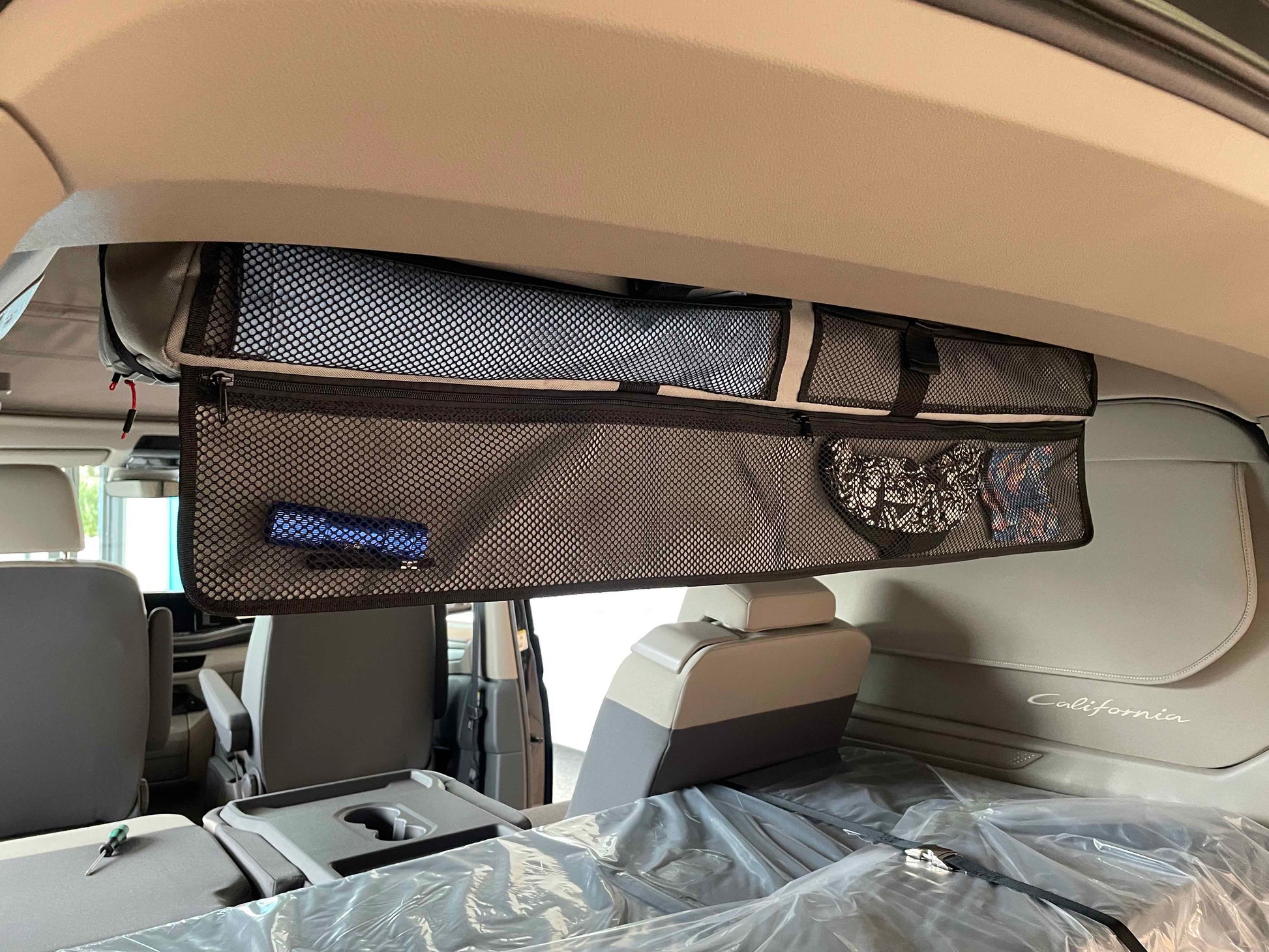 Dachschrank, Stauraum, California T7, Fenstertaschen, VW der neue California,
Zubehoer fuer New California, Zubehoer fuer New Multivan, der neue Haken fuer den neuen California Dachschrank, Zubehoer fuer den neuen California - jetzt kaufen. Zubehör für T7. Stauraum für T7, Stauraum wie Reisekoffer, Reisekofer für T7