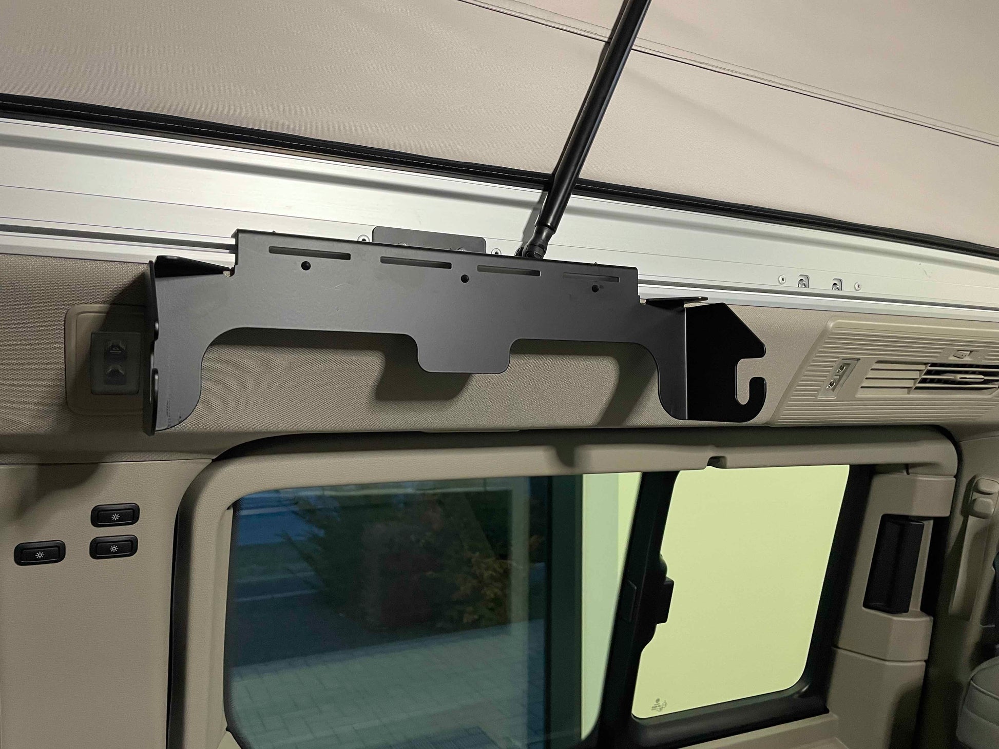 Das neue Regal für den VW California. Jetzt neues Zubehör für den T7  entdecken. Zubehör für den neuen California von VW, W California Regal, Regal fuer California