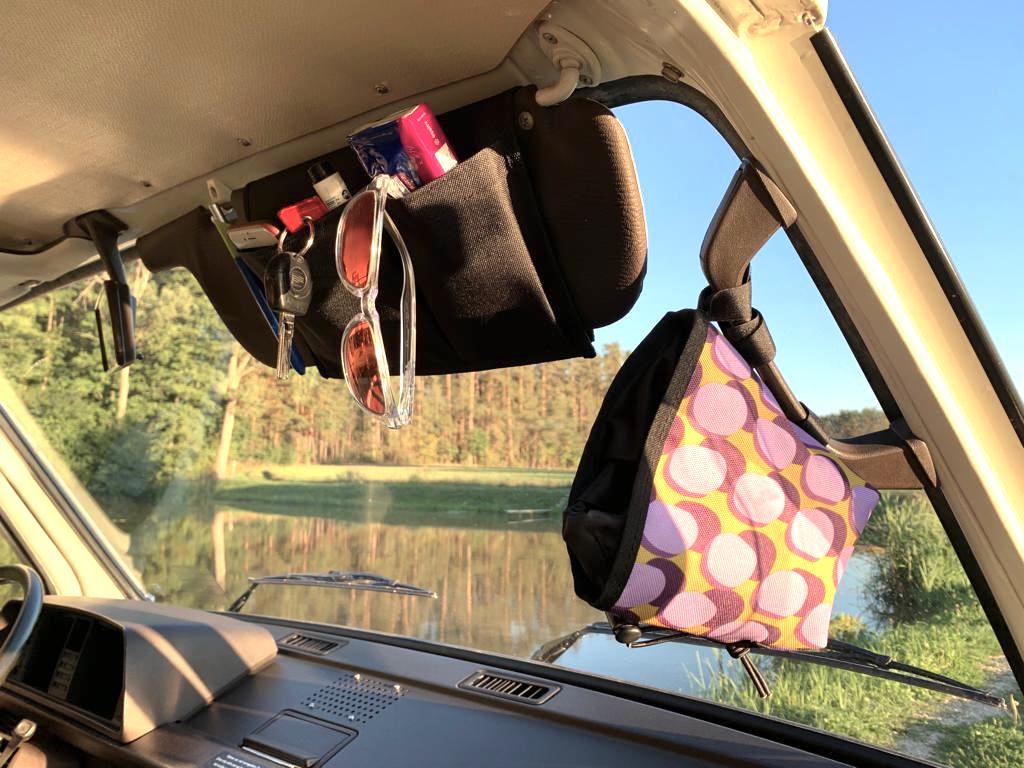 Sonnenblende Organizer, Aufbewahrung im Van, Stauraum, Papiere, Camperstauraum, Stauraum fuer Camper, Camperhacks, Stauraum an der Sonnenblende, Sonnenblendetaschen, Tasche fuer Sonnenblenden, Packtaschen, Stauraumlösungen, praktischer Stauraum fuer Camper.