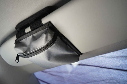 Sonnenblende Organizer, Aufbewahrung im Van, Stauraum, Papiere, Camperstauraum, Stauraum fuer Camper, Camperhacks, Stauraum an der Sonnenblende, Sonnenblendetaschen, Tasche fuer Sonnenblenden, Packtaschen, Stauraumlösungen, praktischer Stauraum fuer Camper.