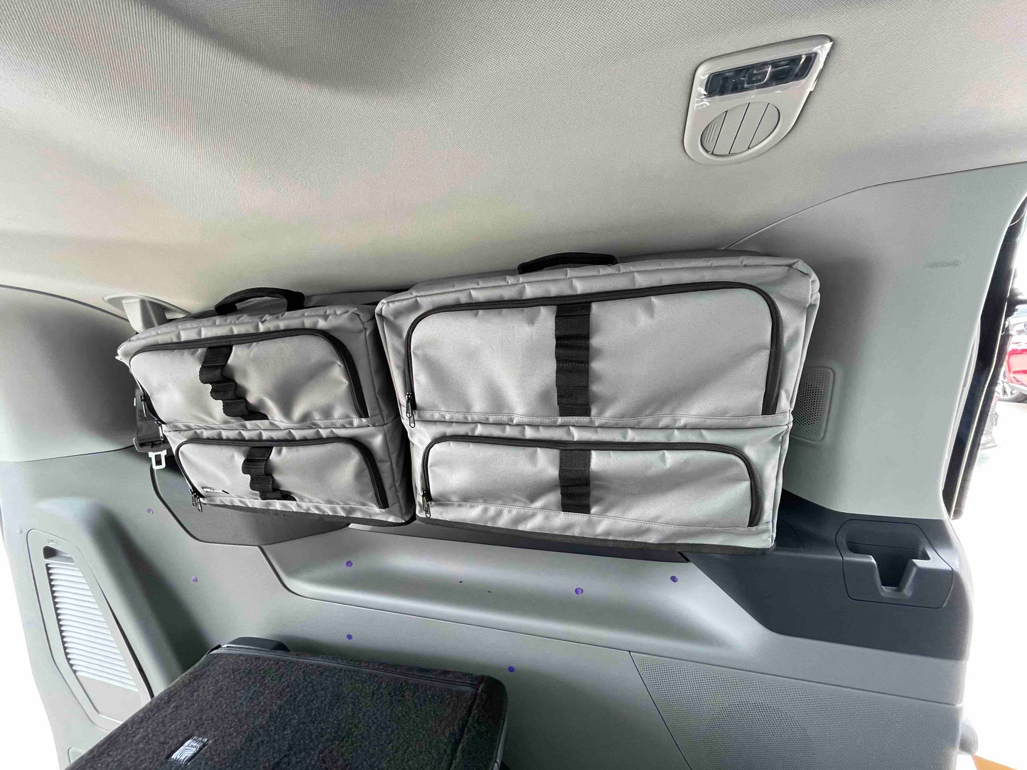 Fenstertaschen, Bagsysteme, Stauraum für Camper, Camper, Windowbags, Ford Tourneo Custom, Fenstertaschen für Ford Tourneo Custom in grau, Window bags for Ford Tourneo Custom, Zubehoer New Ford Tourneo V710, Fenstertaschen fuer Ford, Fenstertaschen fuer neue Caravelle, Fenstertaschen fuer neuen Transporter,  Stauraum fuer Ford, Zubehoer fuer Camper, Zubehoer fuer Ford Tourneo, Packtaschen fuer VW Caravelle, Packtaschen fuer Ford, Zubehoer für Ford Nugget, Zubehoer fuer Volkswagen, 