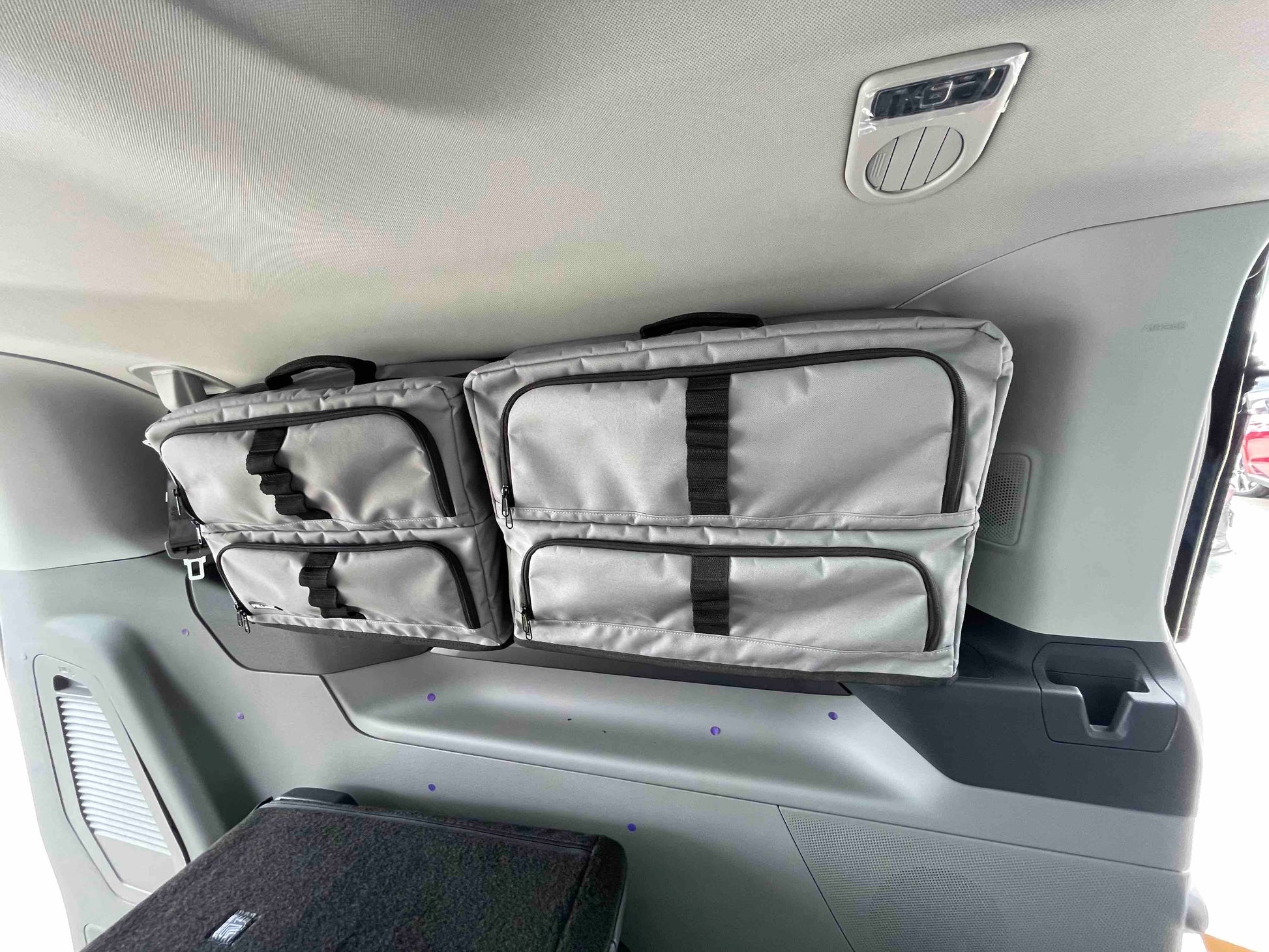 Fenstertaschen, Bagsysteme, Stauraum für Camper, Camper, Windowbags, Ford Tourneo Custom, Fenstertaschen für Ford Tourneo Custom in grau, Window bags for Ford Tourneo Custom, Zubehoer New Ford Tourneo V710, Fenstertaschen fuer Ford, Fenstertaschen fuer neue Caravelle, Fenstertaschen fuer neuen Transporter,  Stauraum fuer Ford, Zubehoer fuer Camper, Zubehoer fuer Ford Tourneo, Packtaschen fuer VW Caravelle, Packtaschen fuer Ford, Zubehoer für Ford Nugget, Zubehoer fuer Volkswagen, 