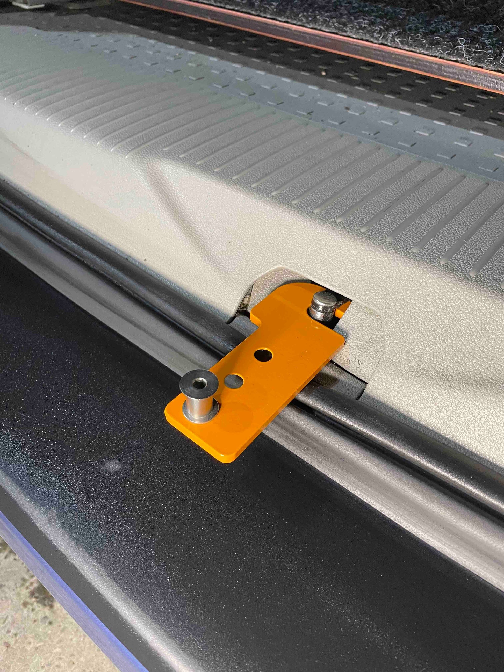 Heckklappenaufsteller, VW California, Campingzubhör, Heckklappenaufsteller fuer VW California, Heckklappenaufsteller fuer Multivan, verstellbarer Heckklappenaufsteller, Aufsteller fuer Heckklappe, Belüftung Heckklappe, California Belüftung, Belüftung während des Schlafens, Heckklappenaufsteller T6, Heckklappenaufsteller T5