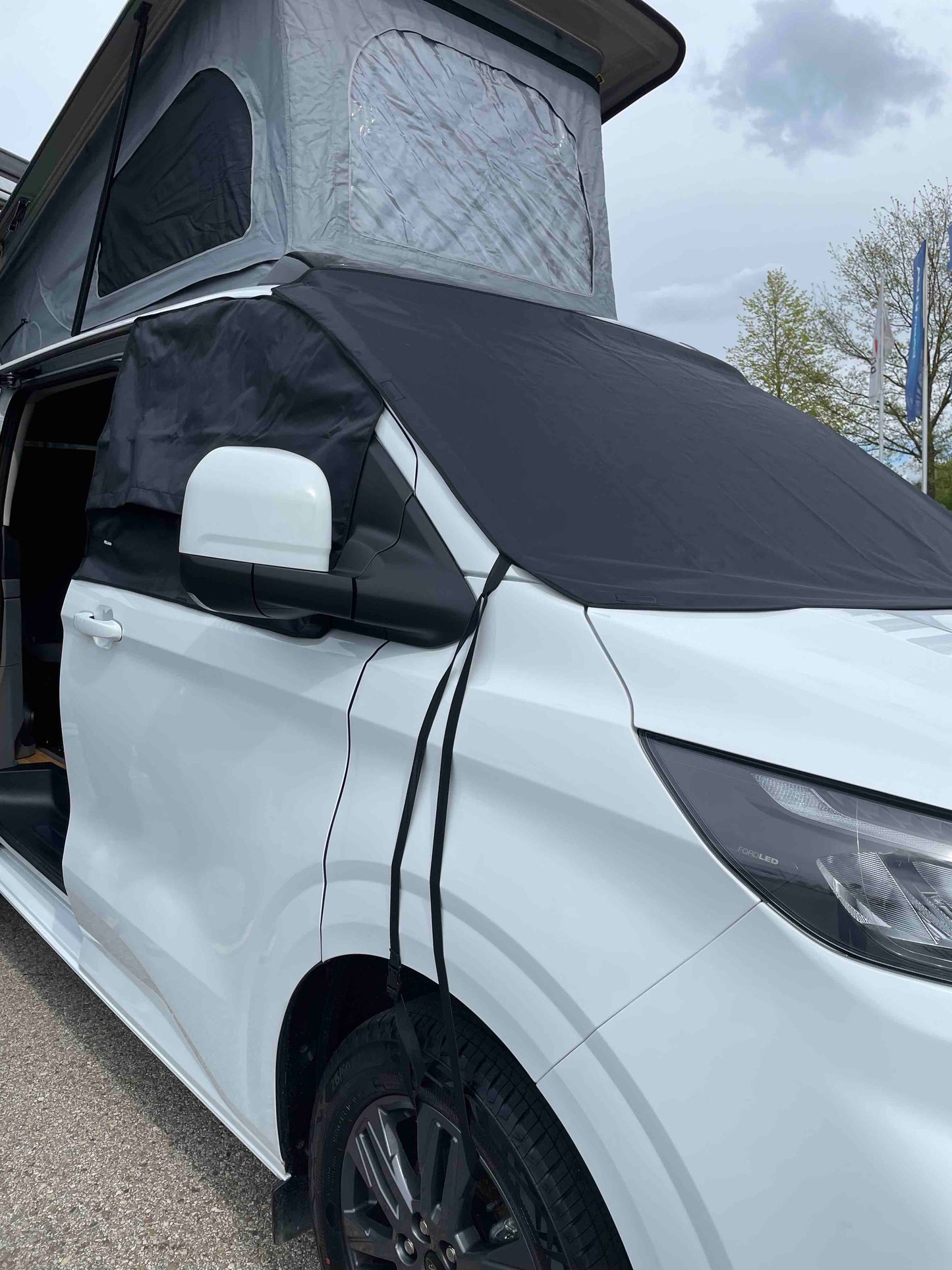 Ford V710, New Caravelle, New Transporter Sonnenschutz, Sichtschutz, Belüftung, Moskitonetz, Zubehör für New Caravelle, Zubehör fuer New Transporter, Zubehör für Ford, Zubehör für neuen Transporter, Zubehör für neue Caravelle, Cockpitisolierung für neue Caravelle, Cockpitisolierung fuer neuen Transporter, Verdunkelungen fuer Ford Nugget, Verdunkelungen fuer Ford, Verdunkunkelungen Caravelle, Windschutzscheibenisolierung für Ford