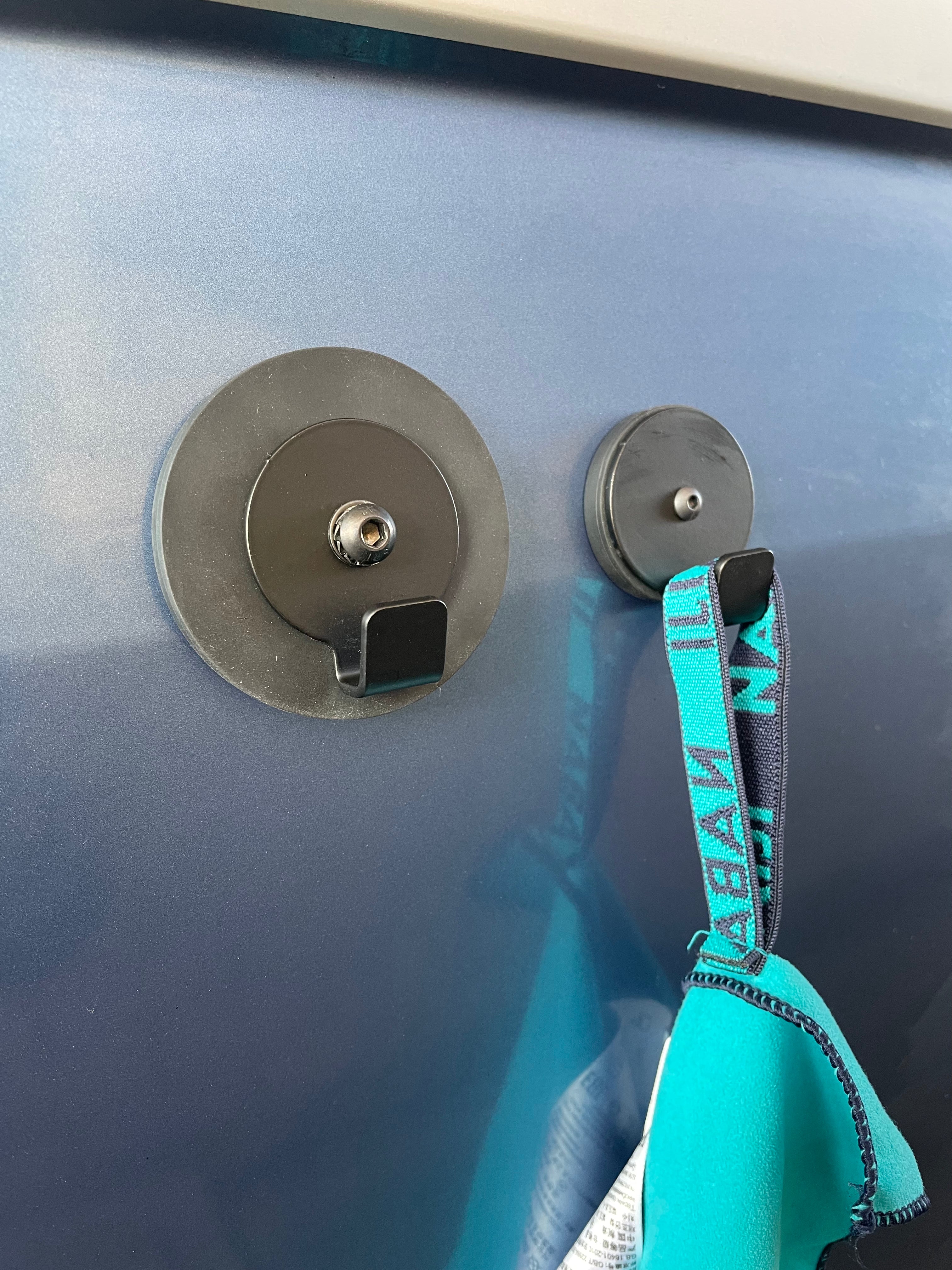 Magnethaken an einem T6 mit 8kg bzw. 20kg Haftkraft.