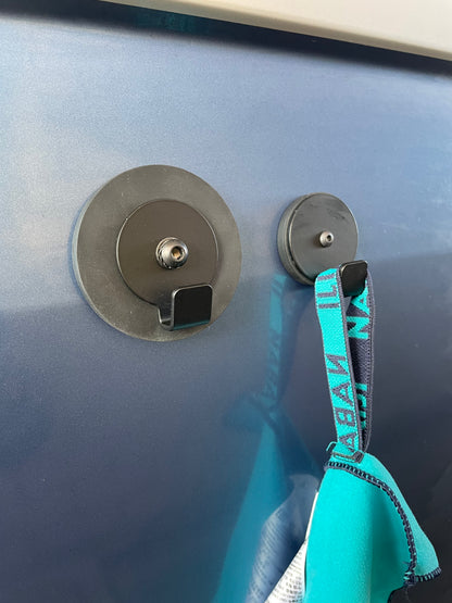 Das magentische Zubehör für Camper → entdecke unsere praktischen Magenthaken. Magnethaken für Camper, Magnetgadgets, magentische Befestigungen für Camper, magnetisches Campingzubehör, magnetische Gadgets fuer Camper, magnetisches Zubehör für Camping, Campingzubehör mit gummierten Magnete, gummierte Magnete