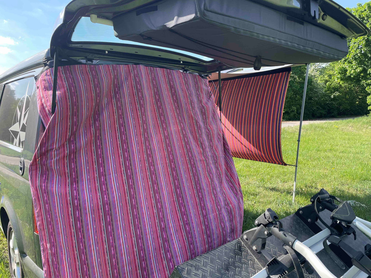 Sonnensegel für Camper, Campingtuch, Tarp, Markisenzubehör, minimalistisches Sonnentuch, Awing für Camper, Blickschutz für Camper, Moskitoschutz, multifunktionales Tuch, multifunktionales Tarp, multifunktionales Sonnensegel, Design-Sonnensegel, Magnettuch, magnetisches Sonnensegel, Sonnensegel für Microcamper, Sonnensegel für Mikrocamper, Sonnensegel für Hochdachkombis, Ergänzung zu Markisen, Sichtschutz fuer Camper