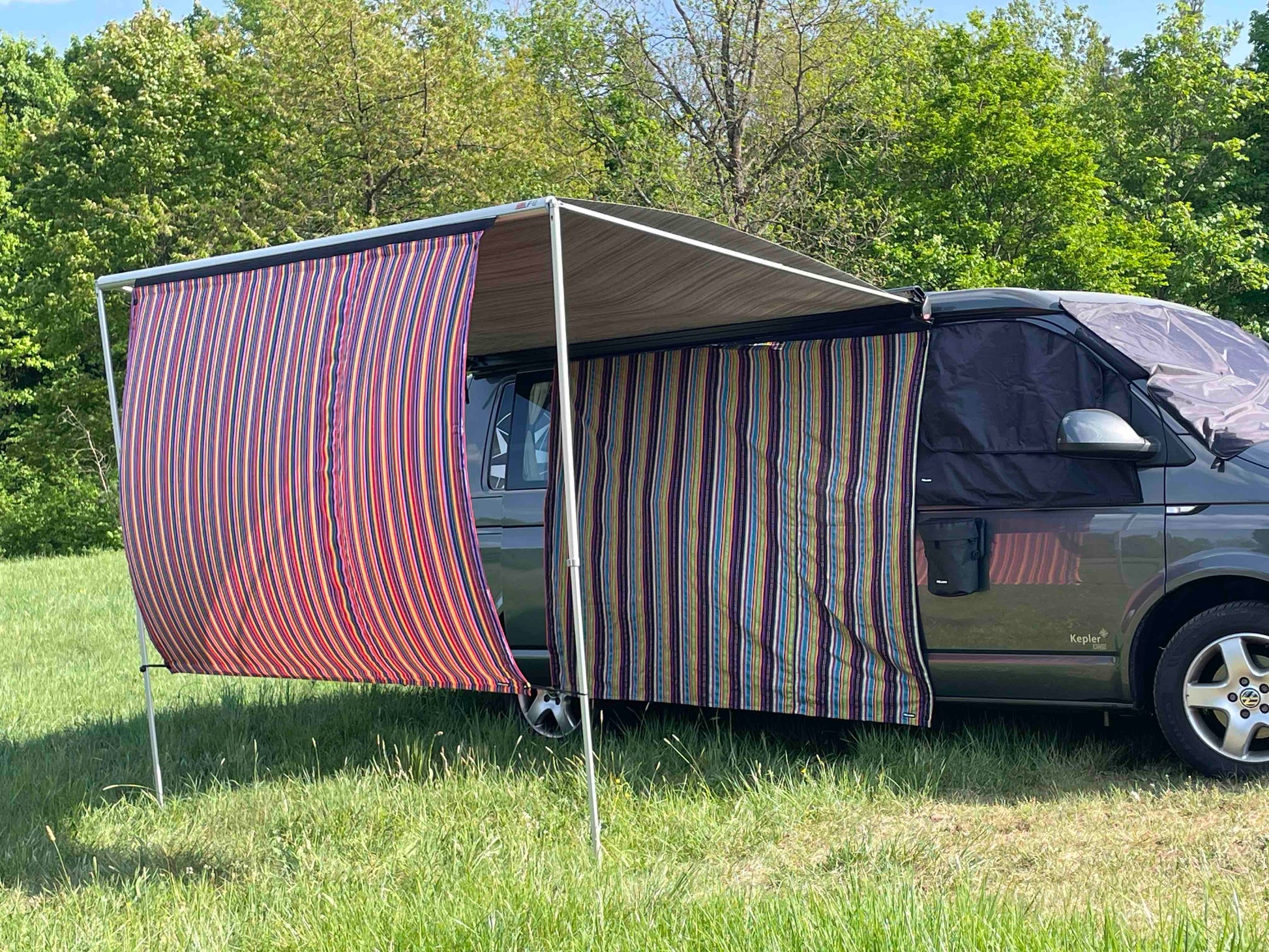 Sonnensegel für Camper, Campingtuch, Tarp, Markisenzubehör, minimalistisches Sonnentuch, Awing für Camper, Blickschutz für Camper, Moskitoschutz, multifunktionales Tuch, multifunktionales Tarp, multifunktionales Sonnensegel, Design-Sonnensegel, Magnettuch, magnetisches Sonnensegel, Sonnensegel für Microcamper, Sonnensegel für Mikrocamper, Sonnensegel für Hochdachkombis, Ergänzung zu Markisen