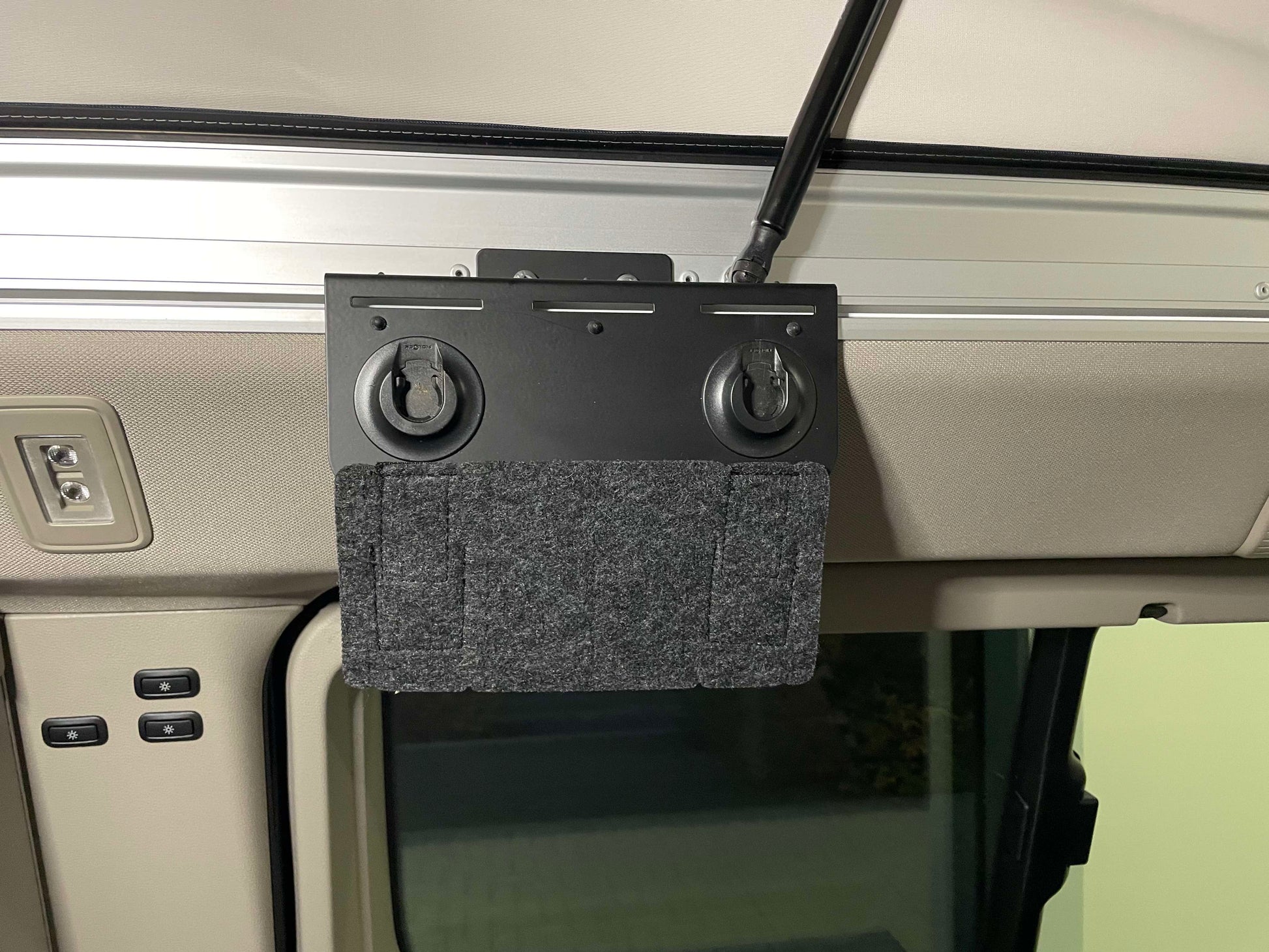 Zubehör für VW T7, Taschen fuer T7, Neues Zubehoer für T7, Taschenhalter in schwarz fuer VW T7, Zubehör für Neuen California,  Zubehör für T7, Zubehoer fuer VW T7 California