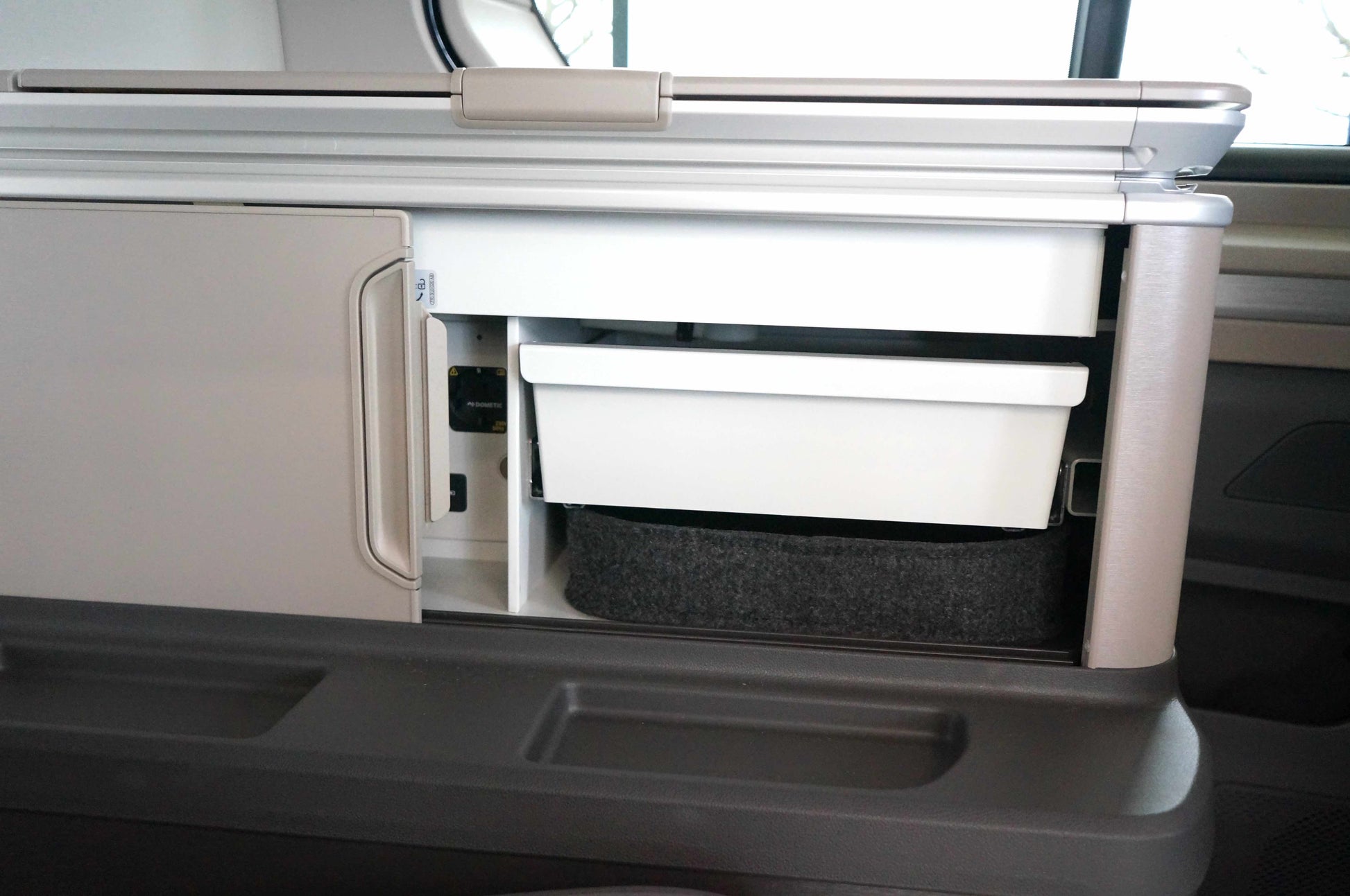 Besteckschublade zur Kombination mit der original VW-Schublade Fahrzeughersteller:  VolkswagenModell(e): T7 Multivan-California / Modell 2025Diese ultraflache Box passt exakt in den Freiraum unterhalb der original VW-Besteckschublade und bietet Platz für Besteck, Küchenmesser und anderes Equipment,Stauraumboxen fuer VW California, Schrankboxen fuer VW California, Filzboxen fuer Camper, Schrankboxen aus Filz, Stauraum im Camper, Schrankboxen fuer VW T7 Ocean, Stauraumboxen fuer VW T7 Ocean, Schrankboxen 