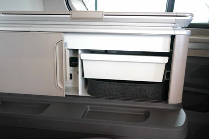 Besteckschublade zur Kombination mit der original VW-Schublade Fahrzeughersteller:  VolkswagenModell(e): T7 Multivan-California / Modell 2025Diese ultraflache Box passt exakt in den Freiraum unterhalb der original VW-Besteckschublade und bietet Platz für Besteck, Küchenmesser und anderes Equipment,Stauraumboxen fuer VW California, Schrankboxen fuer VW California, Filzboxen fuer Camper, Schrankboxen aus Filz, Stauraum im Camper, Schrankboxen fuer VW T7 Ocean, Stauraumboxen fuer VW T7 Ocean, Schrankboxen 