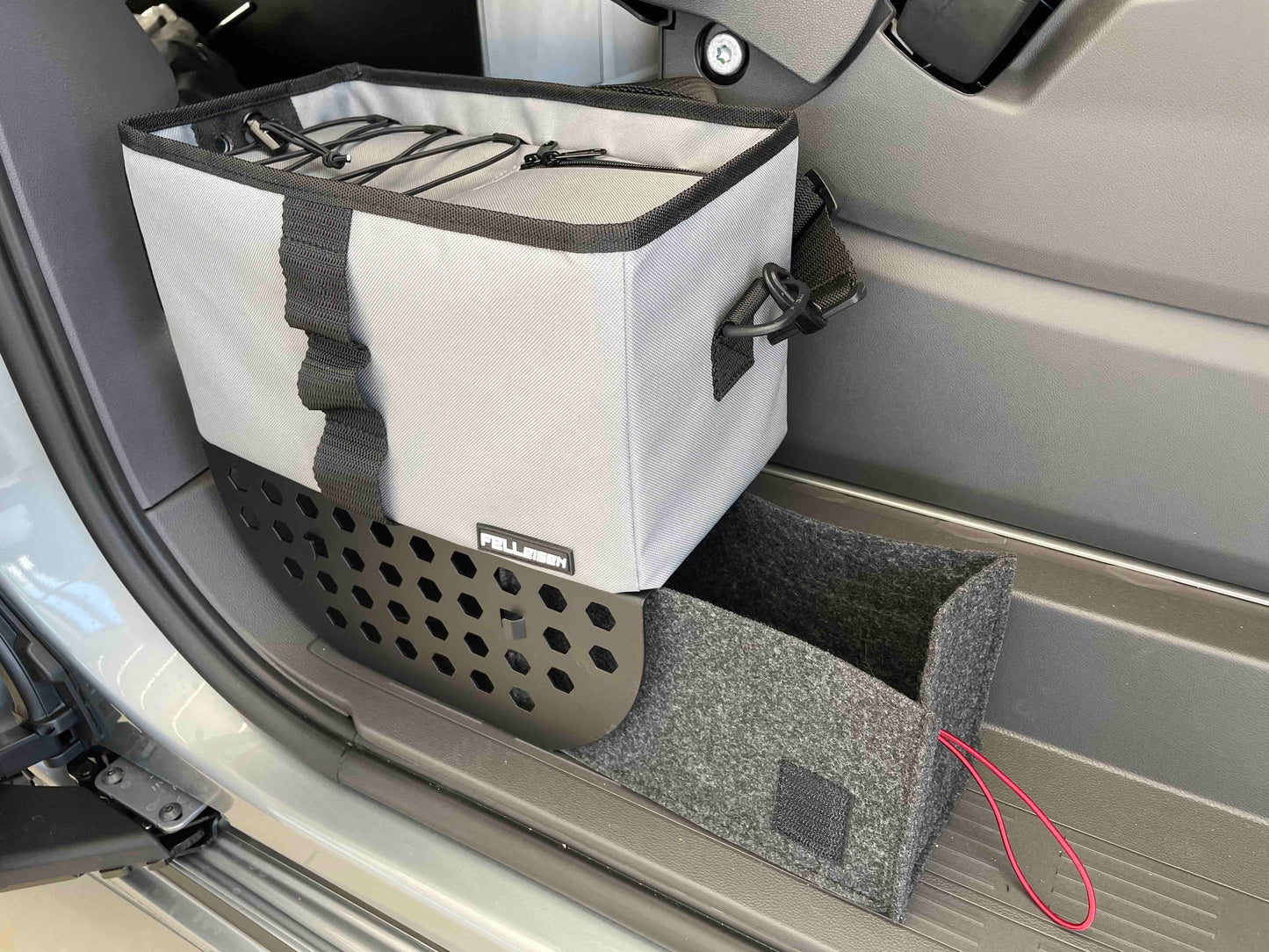 Zubehör für VW T7 Multivan, VW California T7, California Beach, California Beach Tour, Schuhregal fuer T7, Stauraum fuer VW T7, Taschen fuer VW T7, Trittstufenregal fuer T7, Trittstufenregal California, Trittstufenregal Multivan, Schuhstauraum im Camper, Stauraum im Camper, Onelevel im Camper, Trittstufeneinsatz