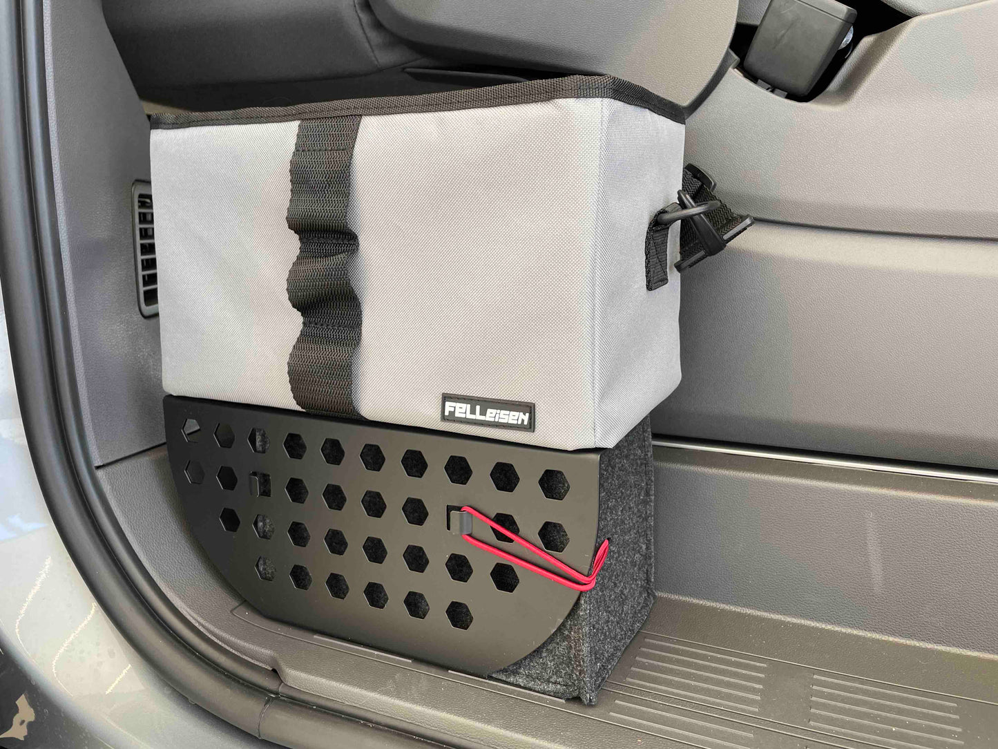 Zubehör für VW T7 Multivan, VW California T7, California Beach, California Beach Tour, Schuhregal fuer T7, Stauraum fuer VW T7, Taschen fuer VW T7, Trittstufenregal fuer T7, Trittstufenregal California, Trittstufenregal Multivan, Schuhstauraum im Camper, Stauraum im Camper, Onelevel im Camper, Trittstufeneinsatz