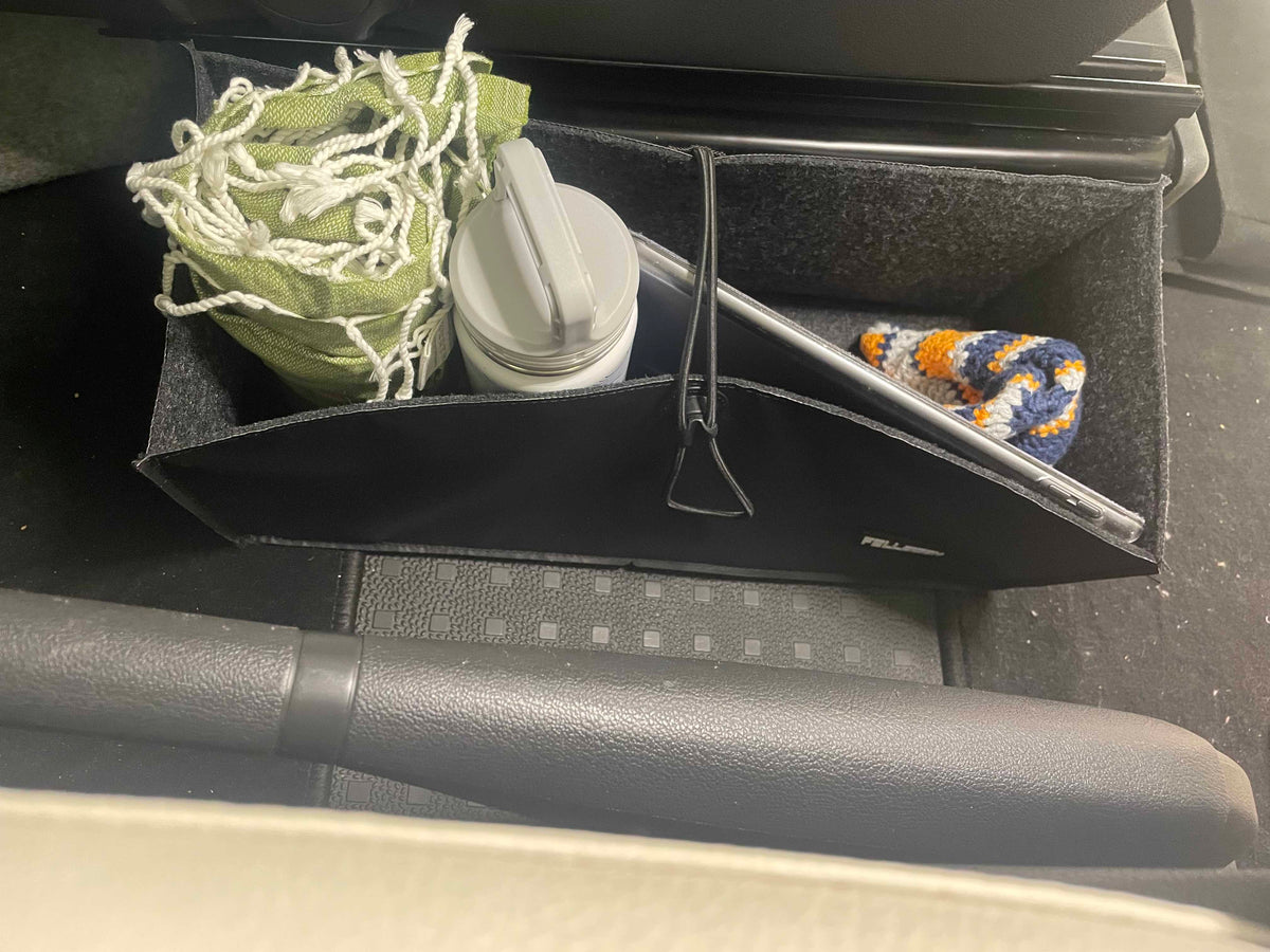 magnetische-sitzkonsolentasche im VW T6 an der Beifahrerkonsole