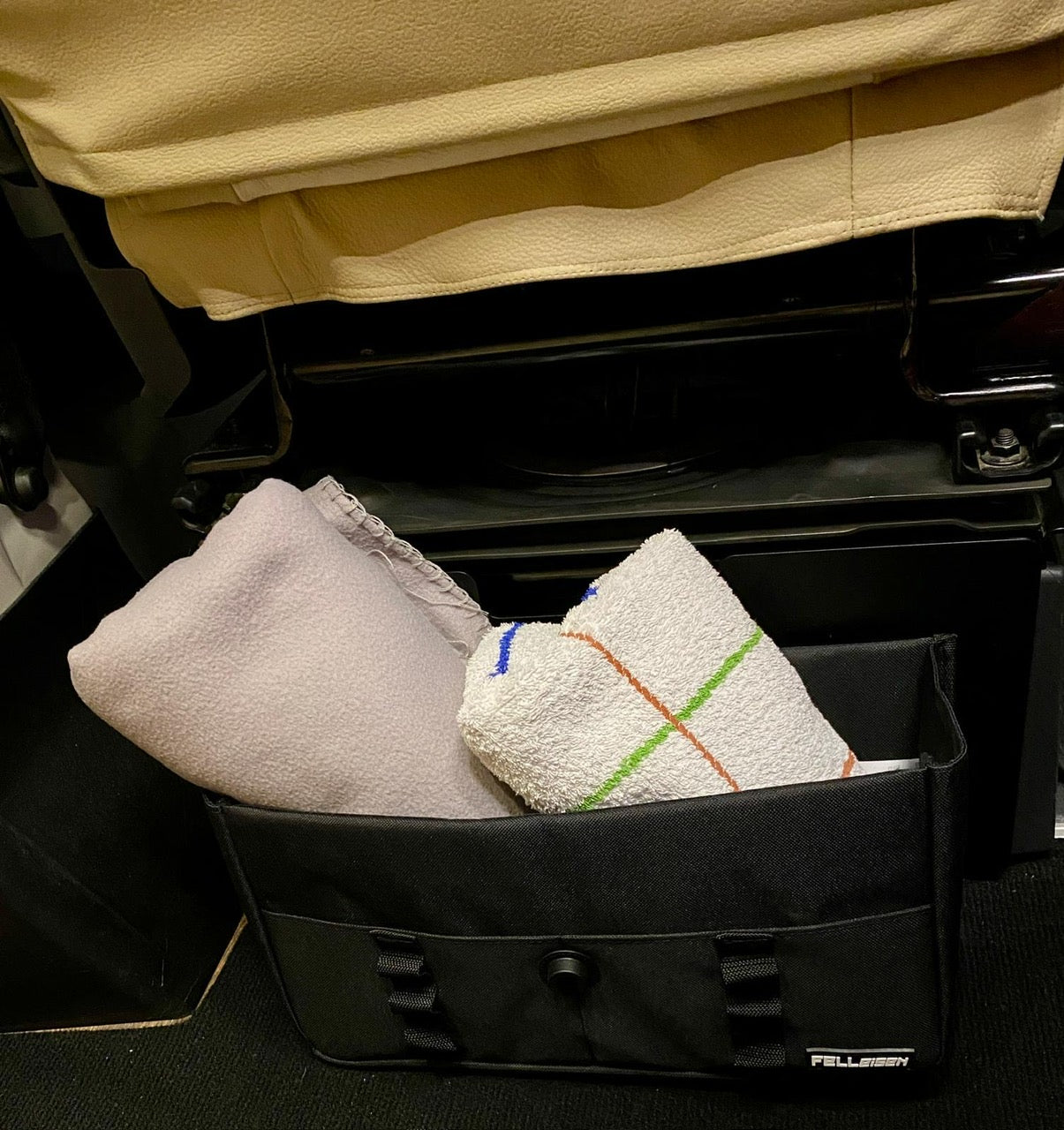 Sitzkonsole fuer Kastenwaegen, Taschen fuer Ducato, Stauraum Ducato, Stauraum fuer Boxer, Sitzkonsolentaschen, magnetsiches Zubehoer fuer Ducato, Boxer und Jumper, Magnettaschen fuer Ducatocamper, Sitzkonsole Ducato, Taschenhalterung fuer Ducato, Stauraum am Sitz