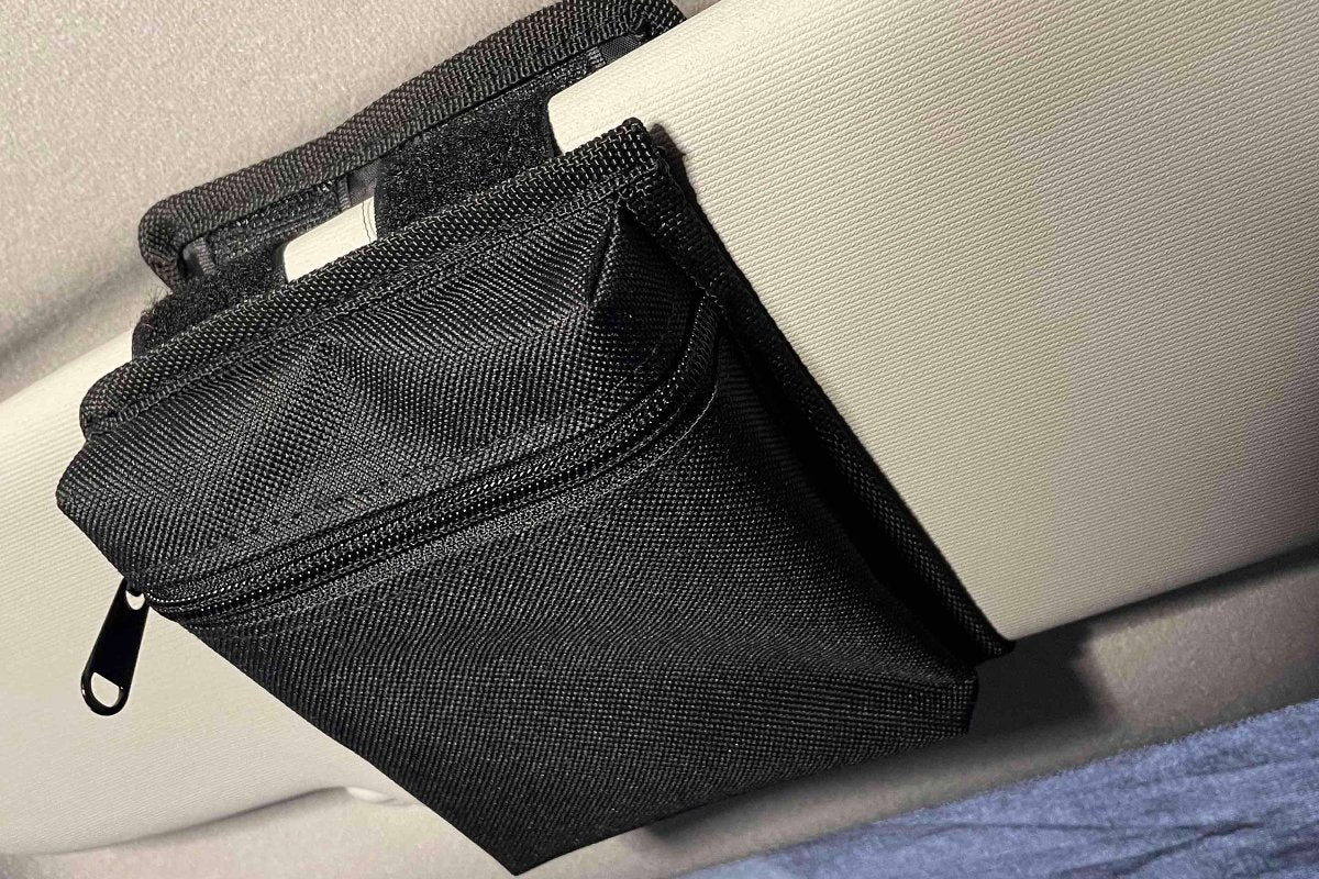 Sonnenblende Organizer, Aufbewahrung im Van, Stauraum, Papiere, Camperstauraum, Stauraum fuer Camper, Camperhacks, Stauraum an der Sonnenblende, Sonnenblendetaschen, Tasche fuer Sonnenblenden, Packtaschen, Stauraumlösungen, praktischer Stauraum fuer Camper.