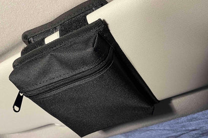 Sonnenblende Organizer, Aufbewahrung im Van, Stauraum, Papiere, Camperstauraum, Stauraum fuer Camper, Camperhacks, Stauraum an der Sonnenblende, Sonnenblendetaschen, Tasche fuer Sonnenblenden, Packtaschen, Stauraumlösungen, praktischer Stauraum fuer Camper.