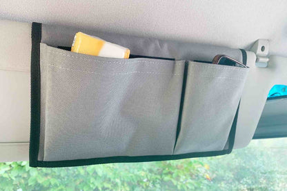Sonnenblende Organizer, Aufbewahrung im Van, Stauraum, Papiere, Camperstauraum, Stauraum fuer Camper, Camperhacks, Stauraum an der Sonnenblende, Sonnenblendetaschen, Tasche fuer Sonnenblenden, Packtaschen, Stauraumlösungen, praktischer Stauraum fuer Camper.