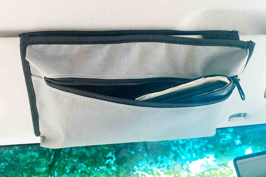 Sonnenblende Organizer, Aufbewahrung im Van, Stauraum, Papiere, Camperstauraum, Stauraum fuer Camper, Camperhacks, Stauraum an der Sonnenblende, Sonnenblendetaschen, Tasche fuer Sonnenblenden, Packtaschen, Stauraumlösungen, praktischer Stauraum fuer Camper.