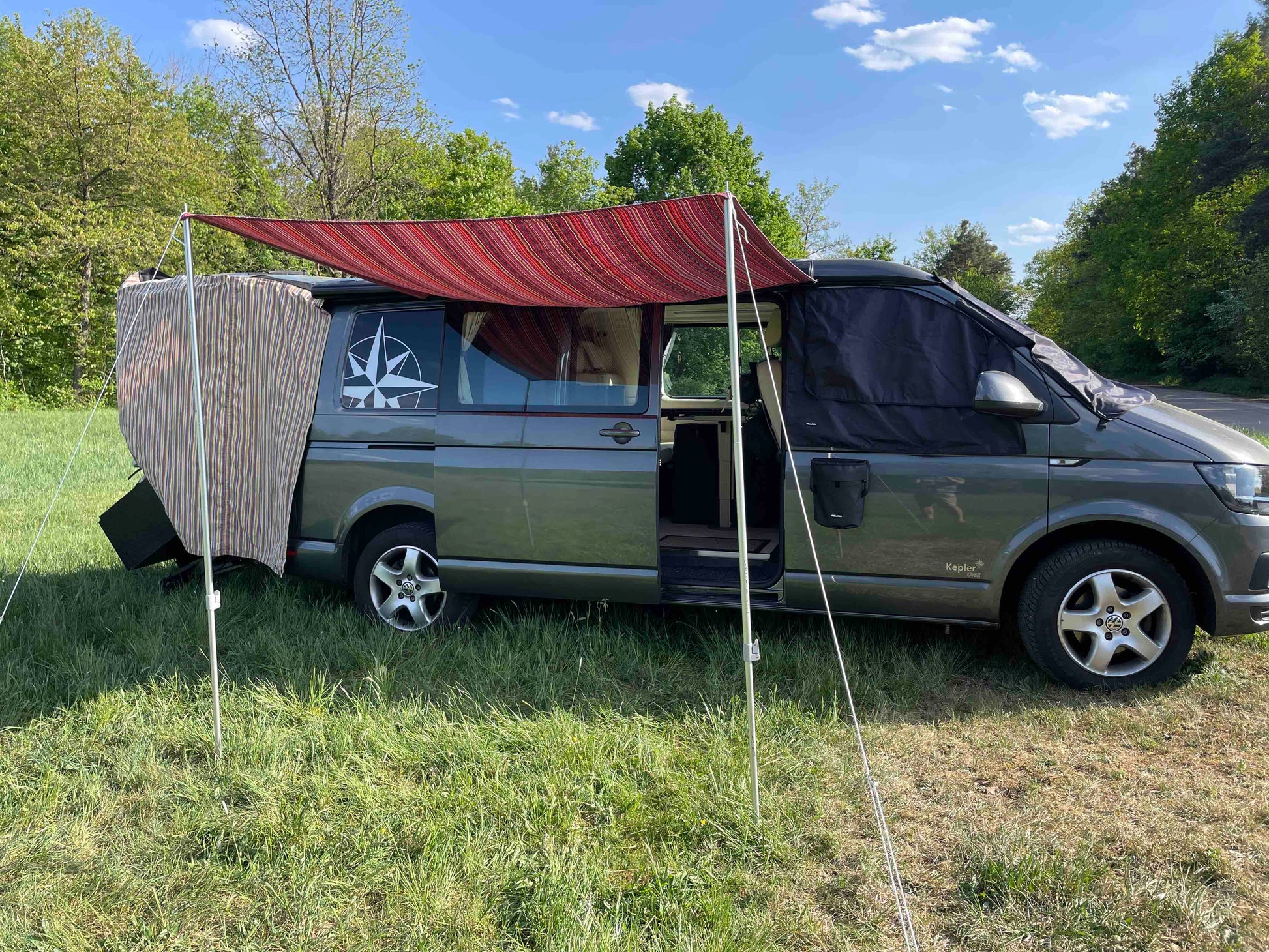 Sonnensegel für Camper, Campingtuch, Tarp, Markisenzubehör, minimalistisches Sonnentuch, Awing für Camper, Blickschutz für Camper, Moskitoschutz, multifunktionales Tuch, multifunktionales Tarp, multifunktionales Sonnensegel, Design-Sonnensegel, Magnettuch, magnetisches Sonnensegel, Sonnensegel für Microcamper, Sonnensegel für Mikrocamper, Sonnensegel für Hochdachkombis, Ergänzung zu Markisen