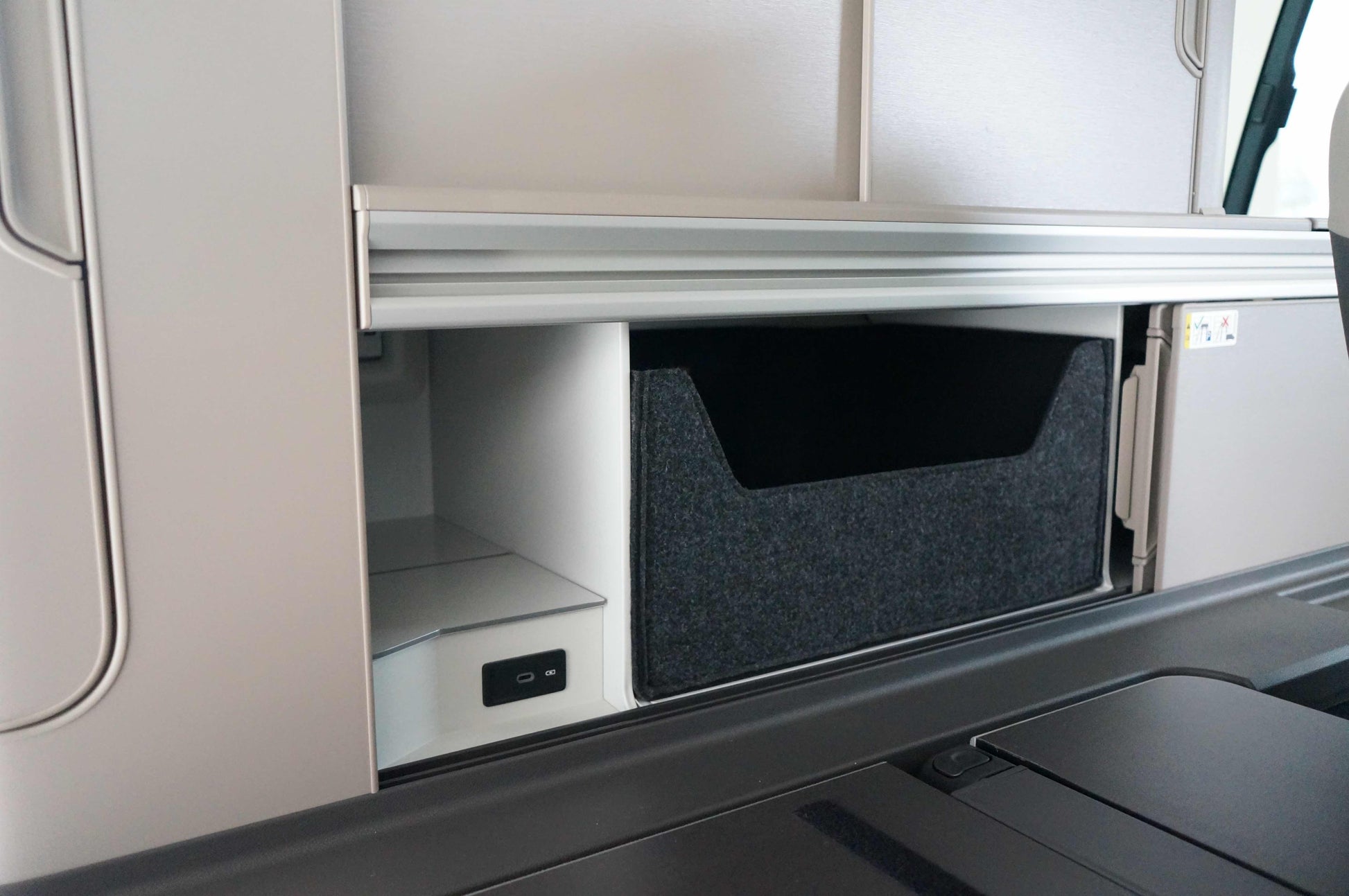 Schrankbox für VW T7, Stauraumbox für VW California, Passgenau Stauraumboxen, Schrankboxen für VW California, Boxen für VW Ocean, Boxen für VW Coast, Boxen für California, Stauraum und Zubehör für VW California,Stauraumboxen fuer VW California, Schrankboxen fuer VW California, Filzboxen fuer Camper, Schrankboxen aus Filz, Stauraum im Camper, Schrankboxen fuer VW T7 Ocean, Stauraumboxen fuer VW T7 Ocean, Schrankboxen fuer T7, Stauraum im T7, Stauraumerweiterung fuer T7, Schrankboxen T7