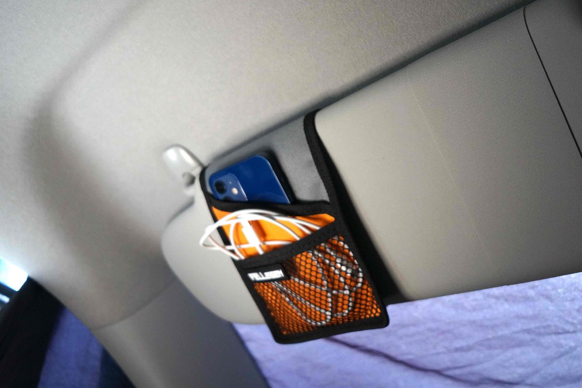 Sonnenblende Organizer, Aufbewahrung im Van, Stauraum, Papiere, Camperstauraum, Stauraum fuer Camper, Camperhacks, Stauraum an der Sonnenblende, Sonnenblendetaschen, Tasche fuer Sonnenblenden, Packtaschen, Stauraumlösungen, praktischer Stauraum fuer Camper.