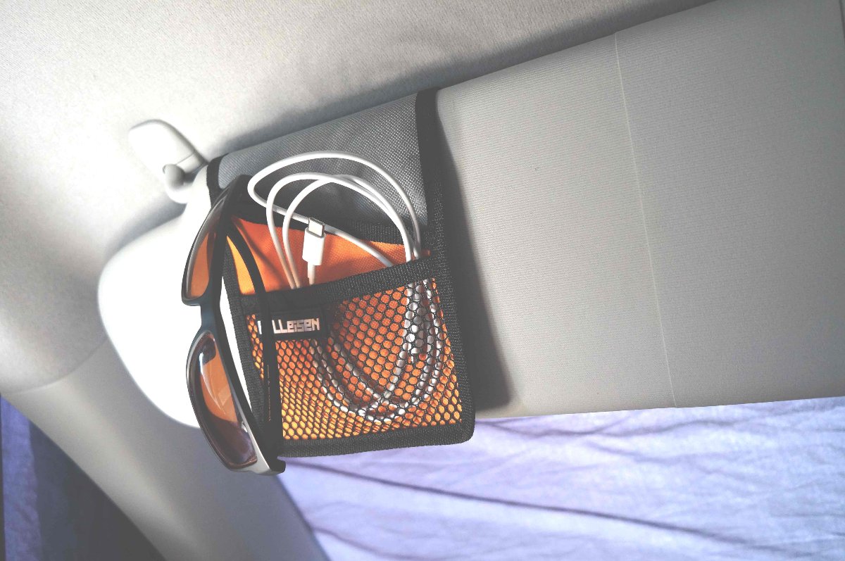 Sonnenblende Organizer, Aufbewahrung im Van, Stauraum, Papiere, Camperstauraum, Stauraum fuer Camper, Camperhacks, Stauraum an der Sonnenblende, Sonnenblendetaschen, Tasche fuer Sonnenblenden, Packtaschen, Stauraumlösungen, praktischer Stauraum fuer Camper.