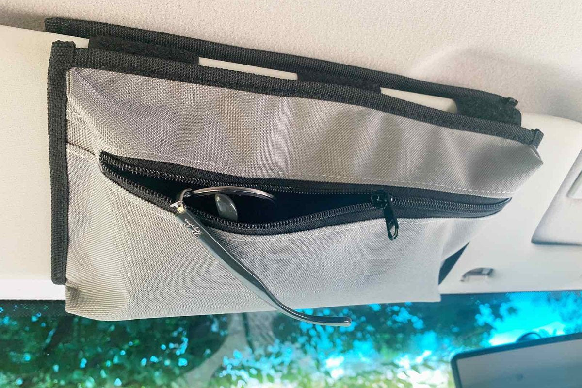 Sonnenblende Organizer, Aufbewahrung im Van, Stauraum, Papiere, Camperstauraum, Stauraum fuer Camper, Camperhacks, Stauraum an der Sonnenblende, Sonnenblendetaschen, Tasche fuer Sonnenblenden, Packtaschen, Stauraumlösungen, praktischer Stauraum fuer Camper.