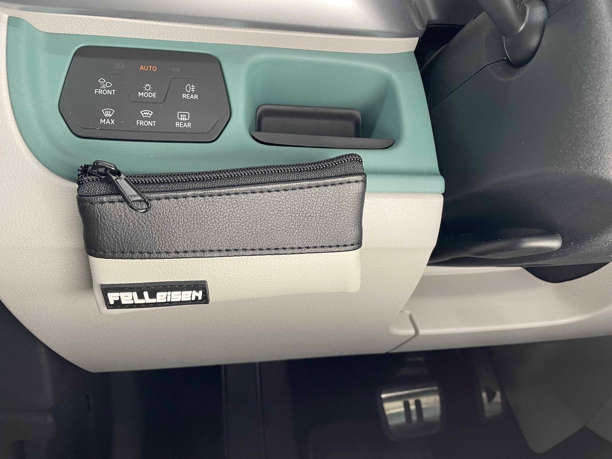 Brillenetui für Vans, Brillenetui für Camper, Taschen für das Armaturenbrett, Täschchen für Vans, Tasche für Ganghebelverkleidung, Tasche für Camper, Taschen für das Armaturenbrett, Zubehoer fuer T7, Zubehoer fuer T6, Zubehoer Ford, Zubehoer fuer Ford Nugget, Zubehoer fuer PSA, Stauraum im Van, Stauraum im Bus, Packtaschen, Zubehoer fuer Camper, Sonnenbrillenaufbewahrung, Aufbewahrung fuer Brillen im Fahrzeug,, Brillenetui aus Planen, Cockpittasche, Tasche fuers Cockpit