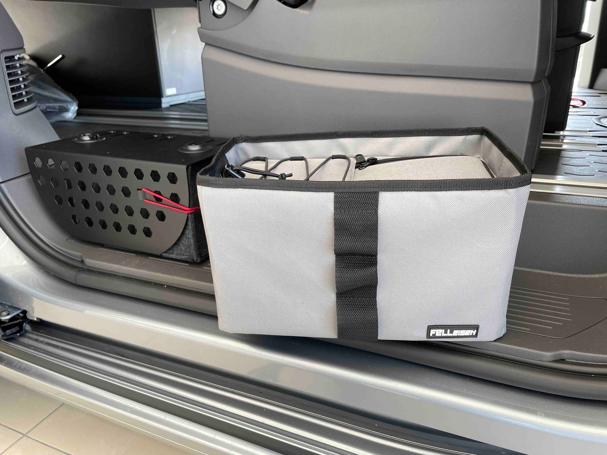 Zubehör für VW T7 Multivan, VW California T7, California Beach, California Beach Tour, Schuhregal fuer T7, Stauraum fuer VW T7, Taschen fuer VW T7, Trittstufenregal fuer T7, Trittstufenregal California, Trittstufenregal Multivan, Schuhstauraum im Camper, Stauraum im Camper, Onelevel im Camper, Trittstufeneinsatz