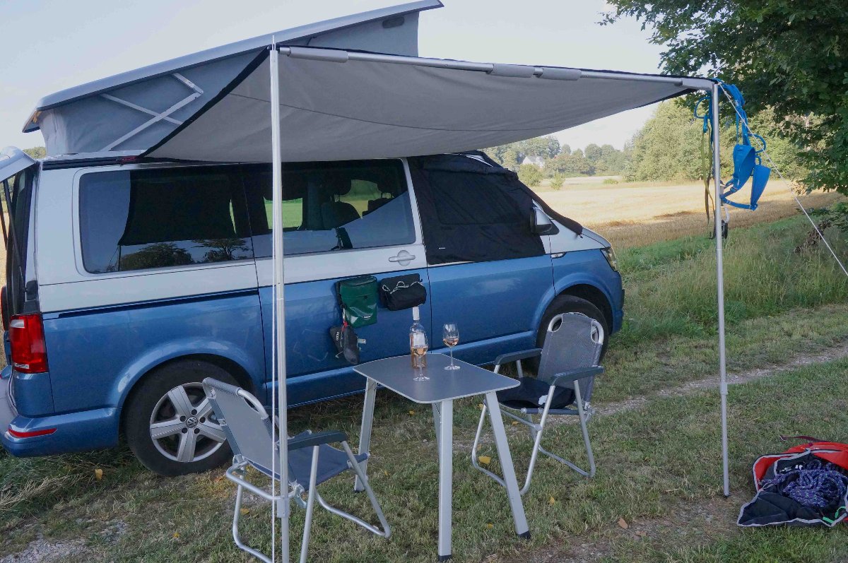 VanTento, modulares Tarp System, Sonnenschutz, Sonnensegel, das verbindbare Tarp, Zubehör für Camper, verbindbares Sonnensegel, modulares Sonnensegel, Sonnenschutz für Camper, Sonnensegel für Campingfahrzeuge, Markisenzubehör für Camper, Sonnnenschutz für Vans, magnetischer Sonnenschutz, magnetisches Tarp