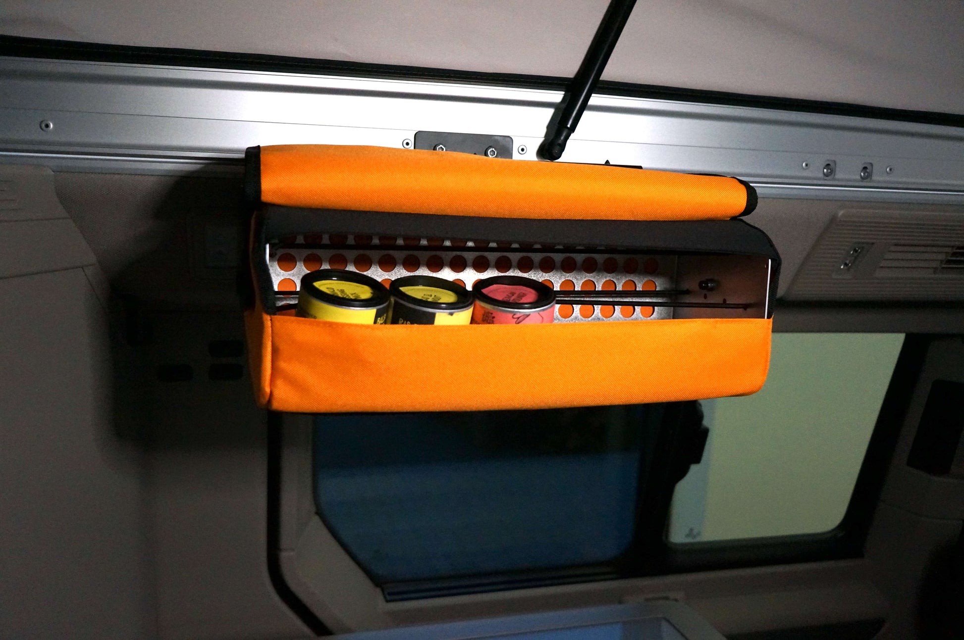 Das neue Regal für den VW California. Jetzt neues Zubehör für den T7  entdecken. Zubehör für den neuen California von VW, W California Regal, Regal fuer California