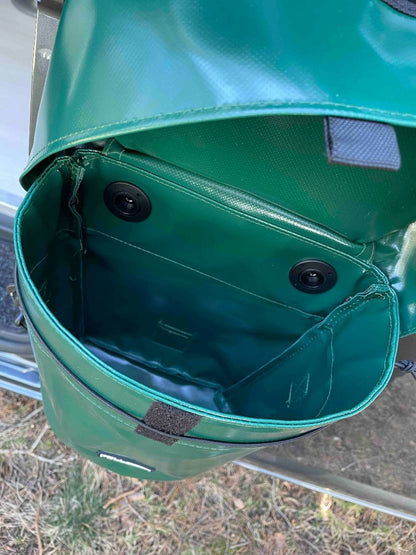Geöffneter faltbarer MyTrash Mülleimer für Camper